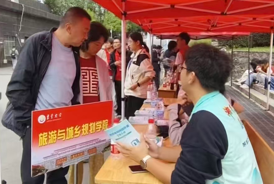 志愿服务活动现场.jpg